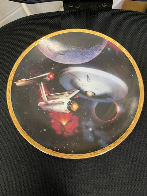 Hamilton Collection Star Trek the Voyagers USS Enterprise Plate